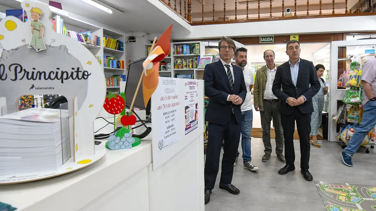 Los conselleiros de Facenda y Educación, en la librería Follas Novas. NACHO SANTÁS