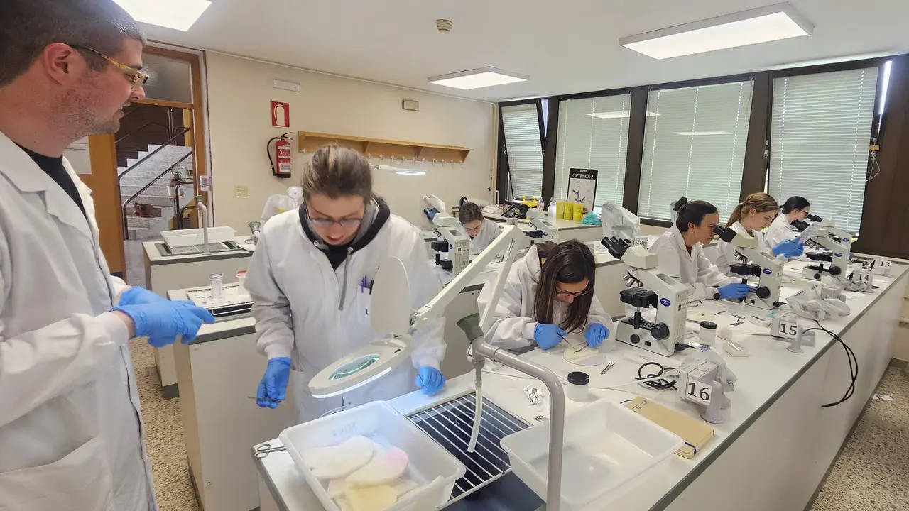 Estudiantes en un laboratorio.EP