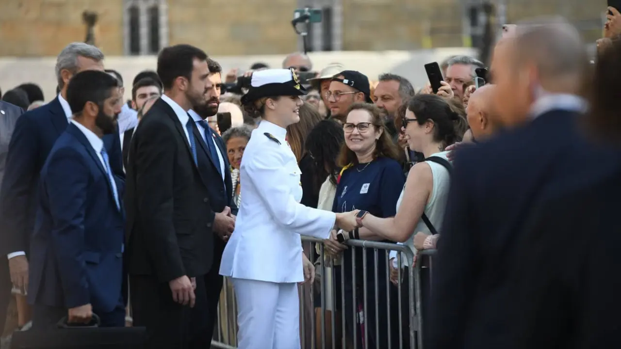 La princesa Leonor reparte saludos en la Praza do Obradoiro de Santiago antes de recibir la Medalla de Ouro de Galicia. NACHO SANTÁS