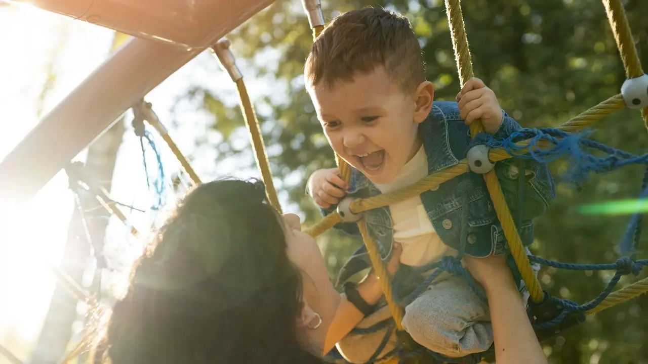Una madre jugando en el parque con su hijo. FREEPICK