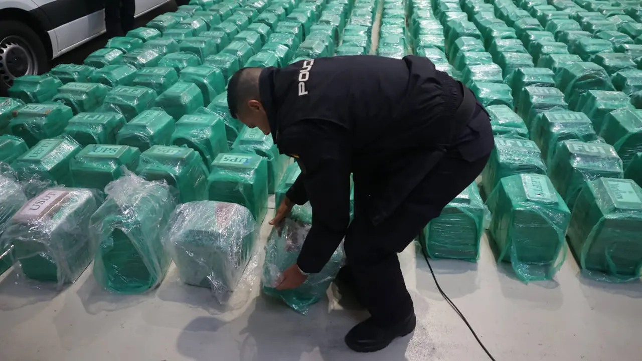 Un agente coloca parte de las 13 toneladas de cocaína halladas en 2024 en Algeciras, el mayor alijo incautado de la historia de España. EFE