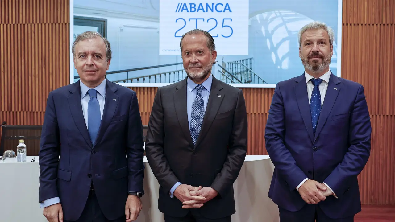El consejero delegado de Abanca, Francisco Botas, el presidente, Juan Carlos Escotet, y el director general de finanzas, Alberto de Francisco. EFE