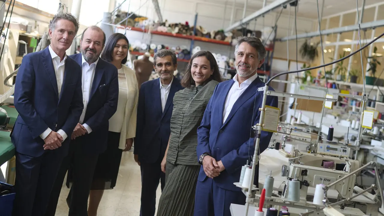 Consejo de administración ayer en la sede de Ourense, tras la junta de accionistas, con Adriana Dóminguez segunda por la derecha en la foto. EP