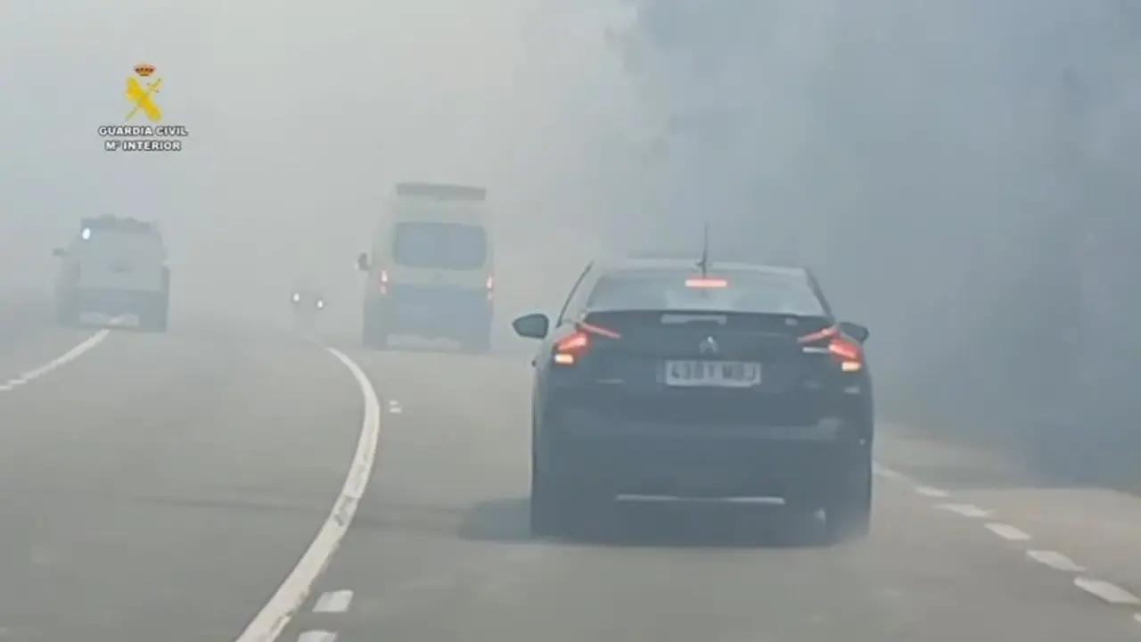 El operativo de este domingo en Ponteceso con una ambulancia. G.C.