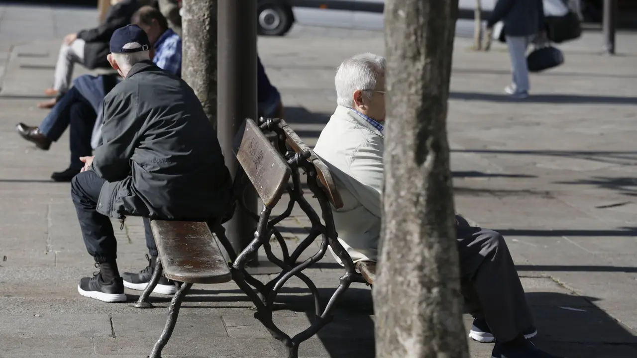 Mayores en los bancos de un parque. GONZALO GARCÍA