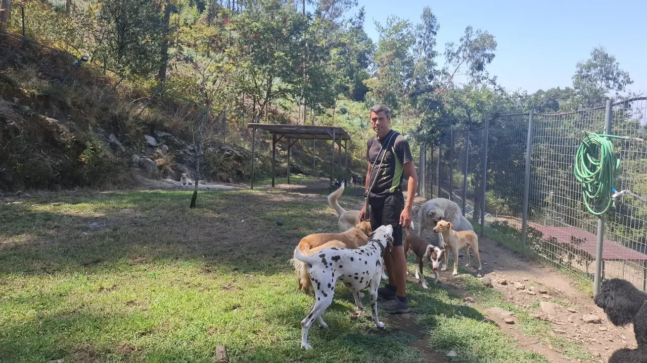Roberto Fernández jugando con los residentes de Óllo ó can. CEDIDA