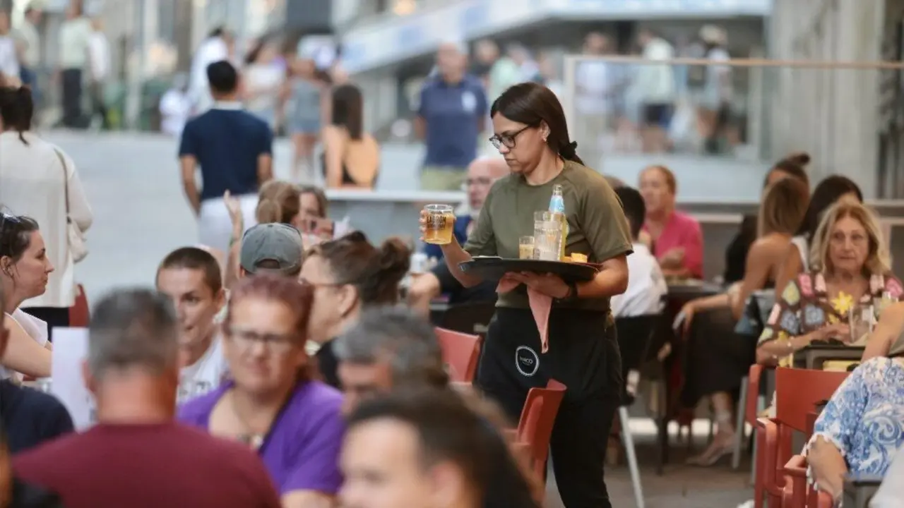 Una joven trabajando en la hostelería en Pontevedra. RAFA FARIÑA