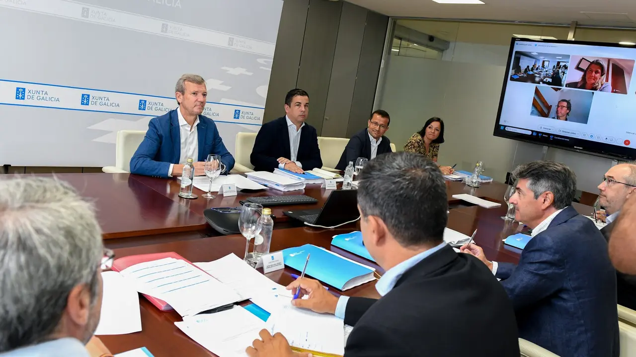 Alfonso Rueda preside la primera reunión para habilitar ayudas para los afectados por los incendios. MÓNICA ARCAY