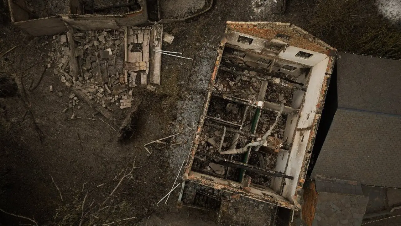 Vista aérea de inmuebles destruidos en San Vicente de Arriba. ADRIÁN IRAGO