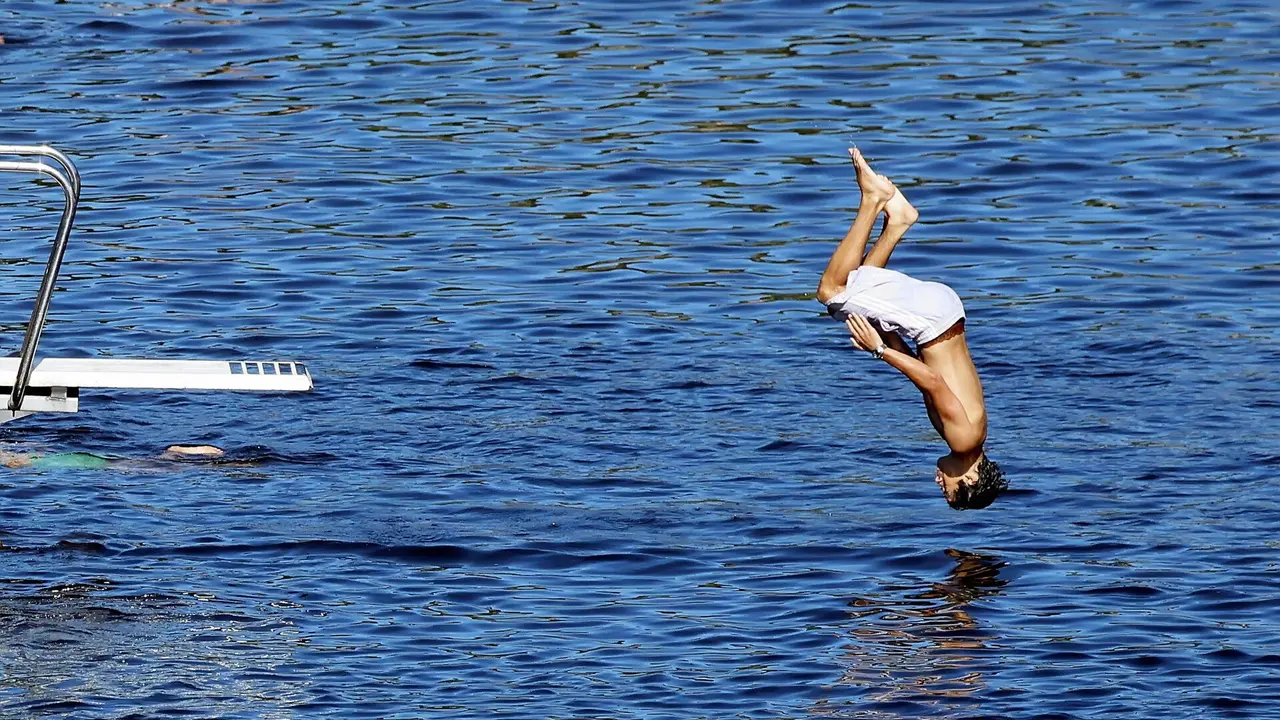 Un bañista lucense se zambulle en las aguas del rio Miño. SEBAS SENANDE