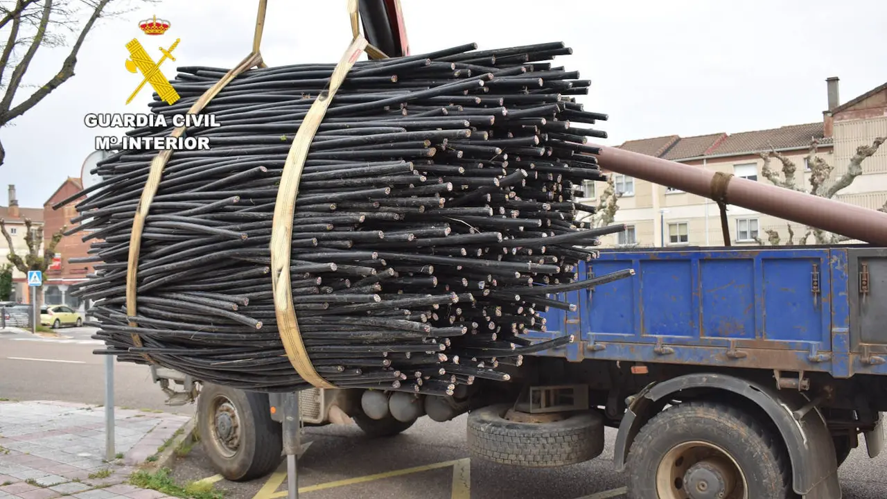Parte del botín incautado a una red de robo de cobre que operaba en Galicia, León, Asturias y Cantabria. GUARDIA CIVIL