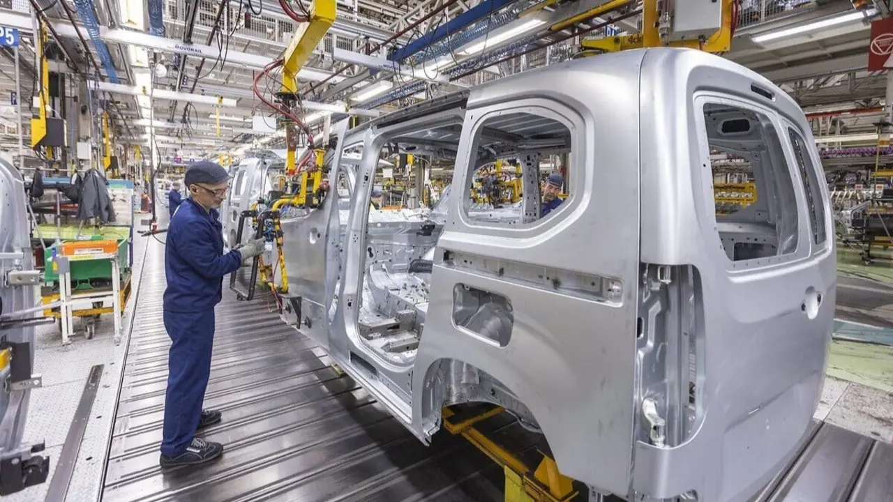 Un operario en la fábrica de Stellantis en Vigo. AEP