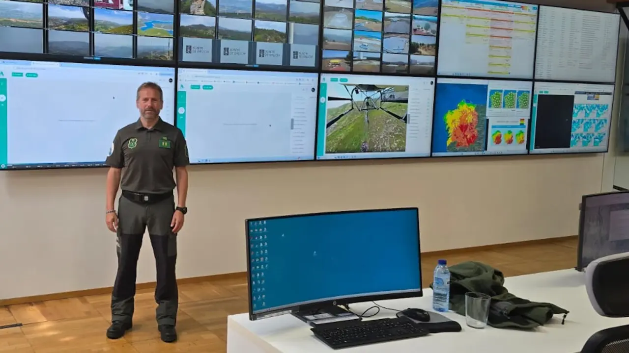 Aurelio Mosteiro, en Centro de Coordinación Central de Incendios. EP