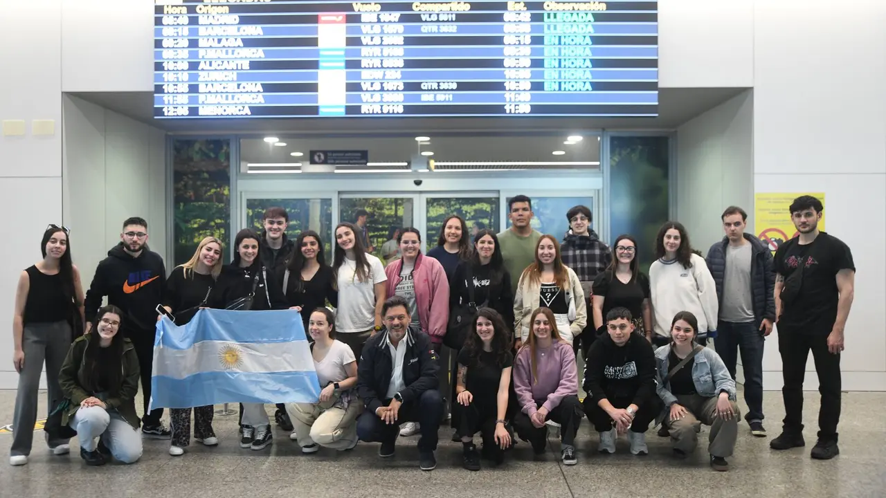Miranda recibiendo al grupo de jóvenes del campamento Conecta co Voluntariado en Galicia. NACHO SANTÁS