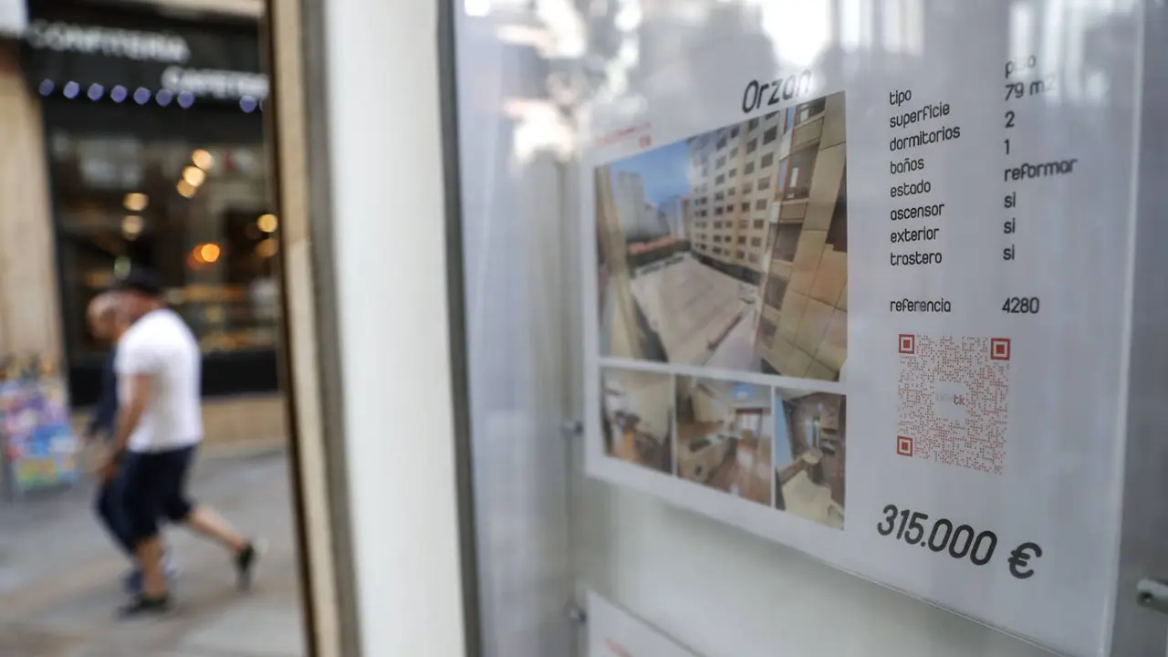 Escaparate de una agencia inmobiliaria en A Coruña. CABALAR (EFE)