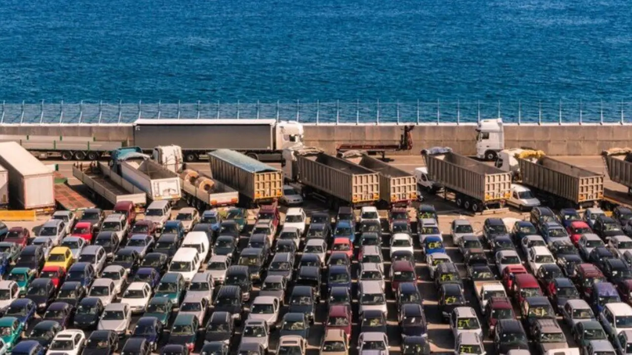 Coches en un puerto. FREEPICK
