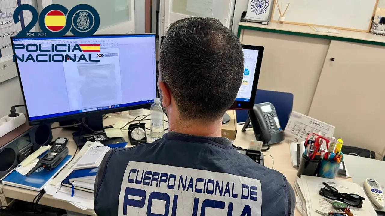 Un agente de la Policía Nacional ante un ordenador. EUROPA PRESS