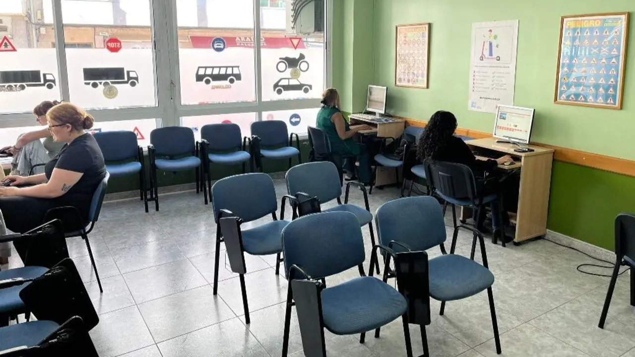 Varias mujeres realizan tests en la Autoescola Faro de Celanova. CEDIDA