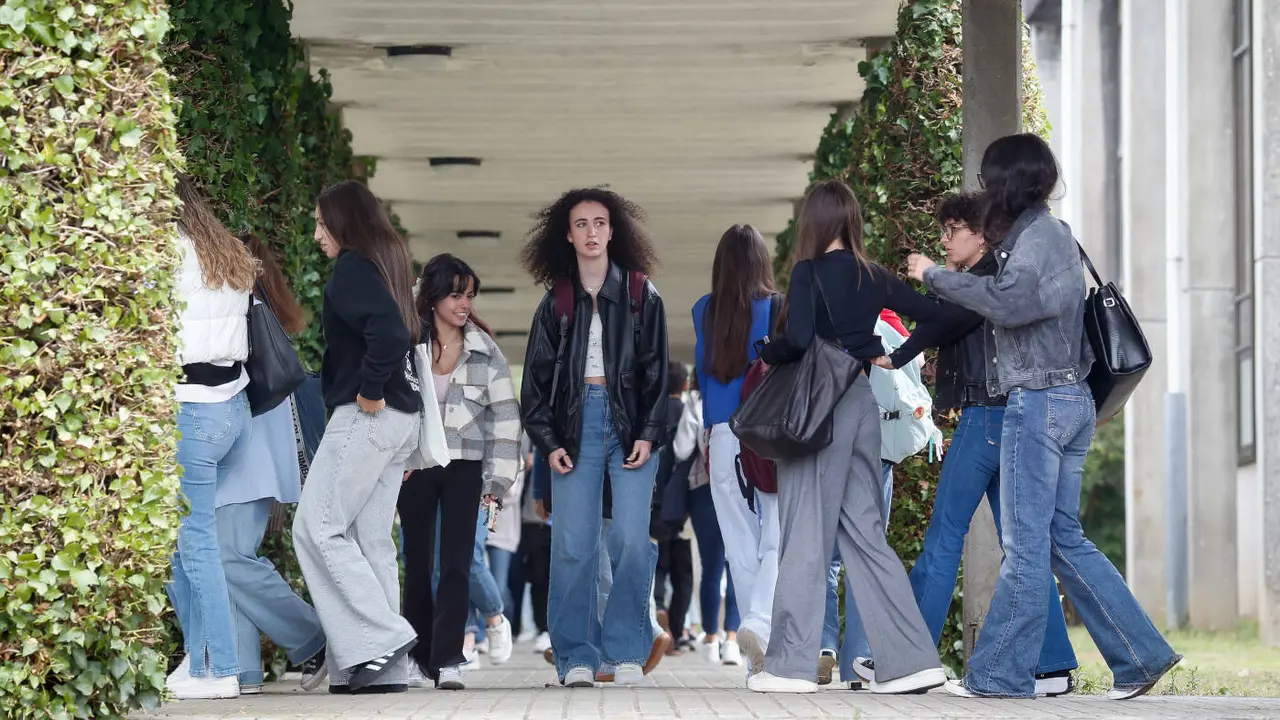 Alumnos incorporándose a las clases en el campus de Lugo de la USC. CARLOS CASTRO