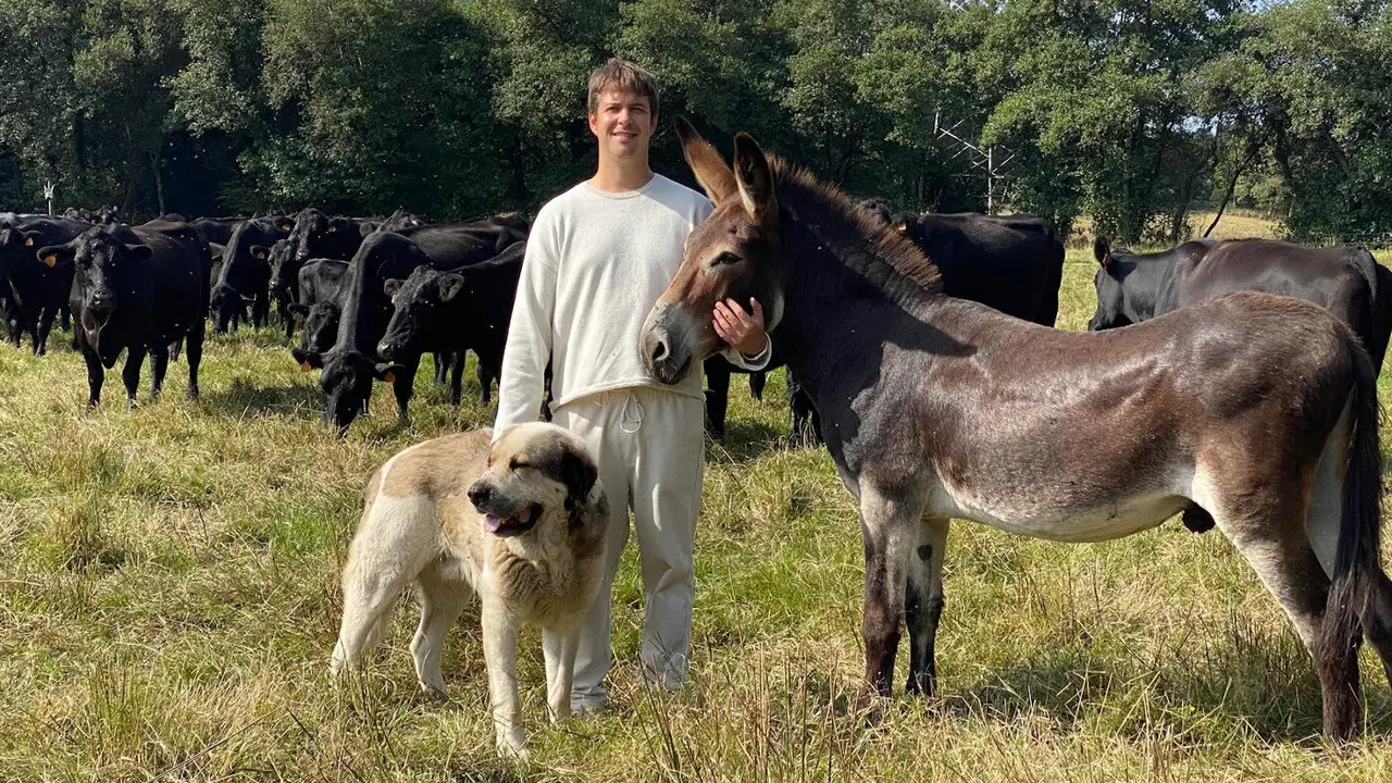 Álvaro, de Rancho Martiño en Zas, con sus vacas Angus a sus espaldas. EP