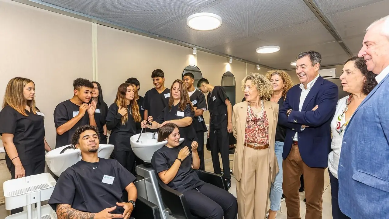 El container anexo al IES de Ames, donde se impartirá Peiteado e Estética, perfectamente equipado. LUIS POLO