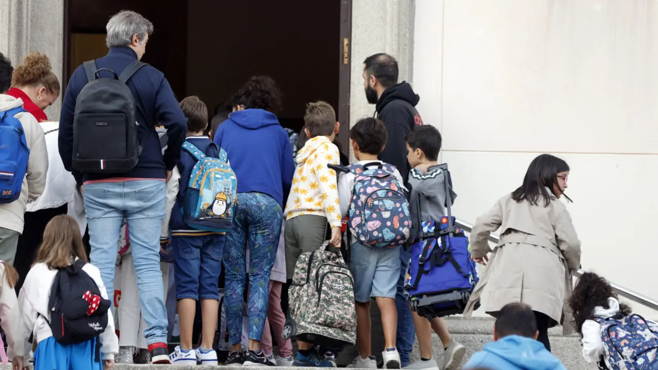 Niños entrando en un colegio el primer día de curso. SEBAS SENANDE