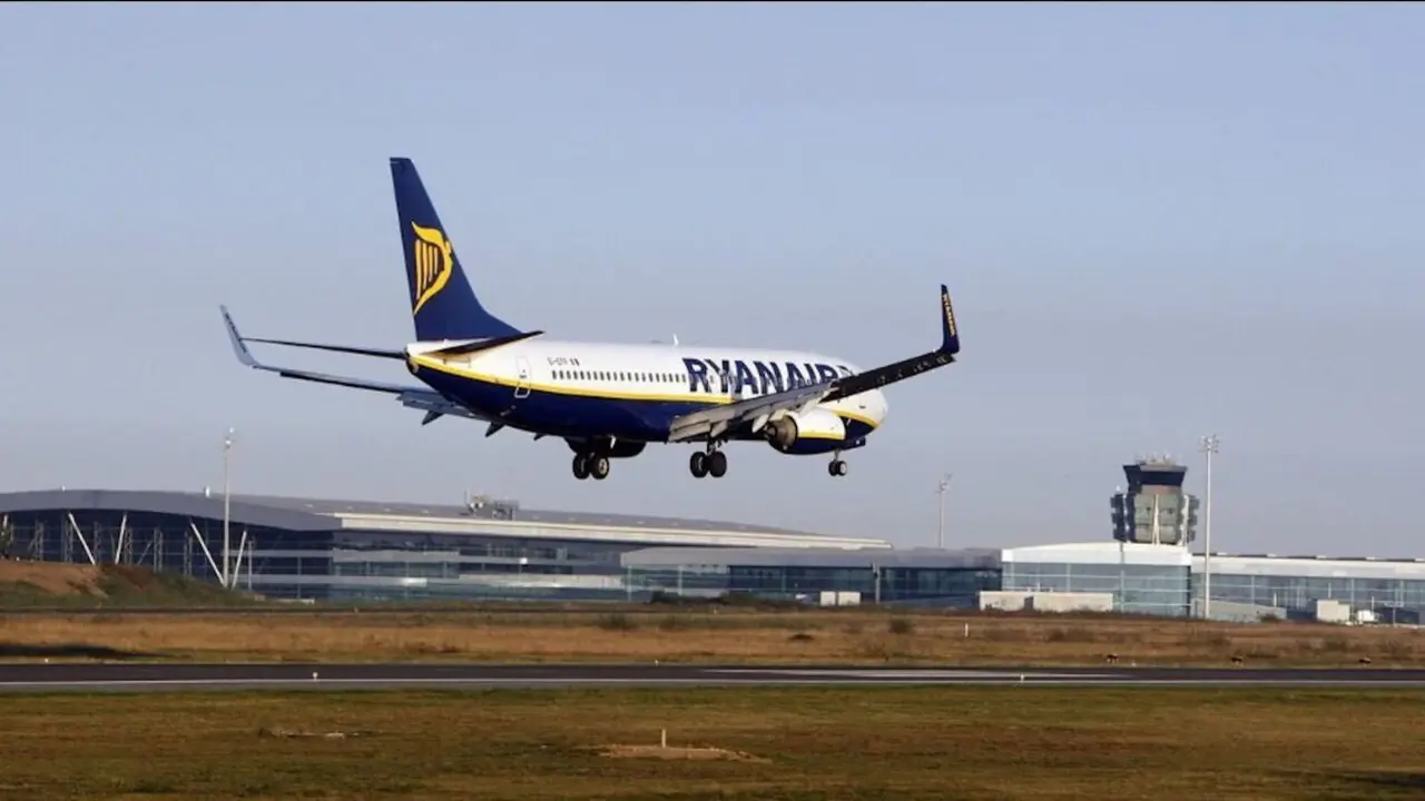 Un avión de Ryanair aterriza en Santiago. EP