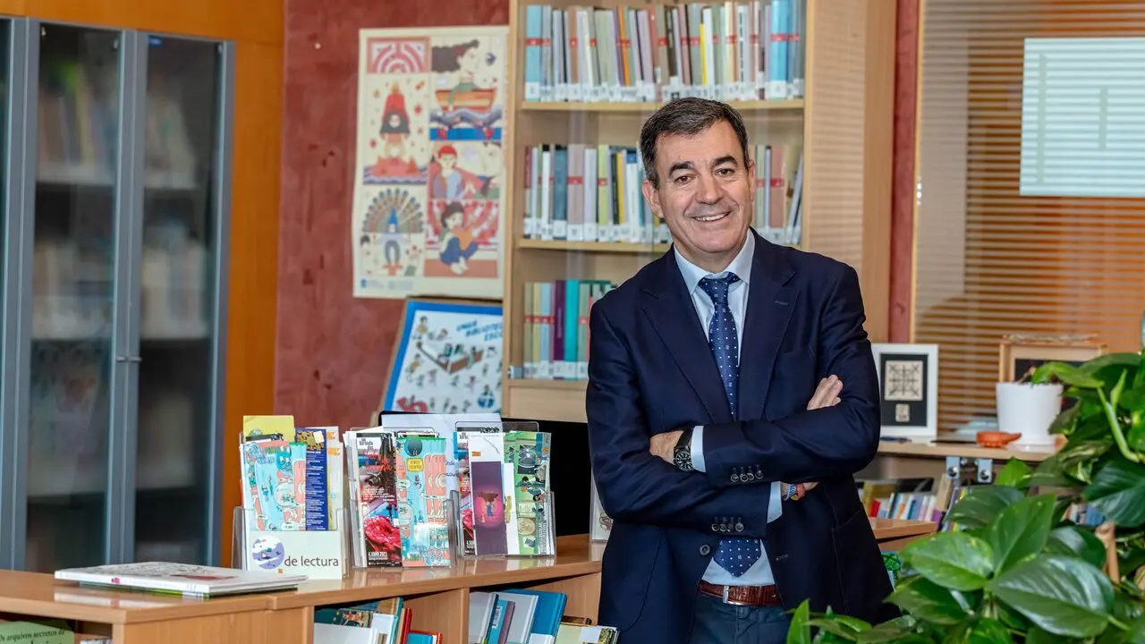 O conselleiro de Educación, Román Rodríguez, na consellería en Santiago. LUIS POLO