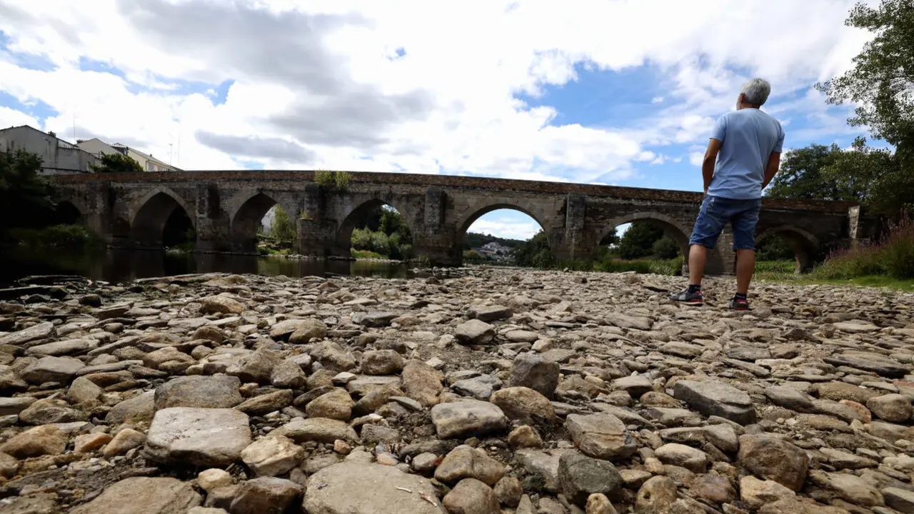 El rio Miño en niveles bajos junto al puente romano de Lugo durante un episodio de sequía en 2023. XESÚS PONTE