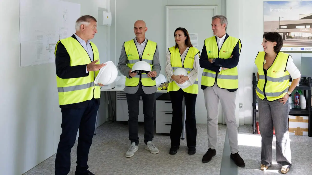 Alfonso Rueda visitó este viernes las obras de la futura planta en el polígono industrial de Curtis-Teixeiro. DAVID CABEZÓN