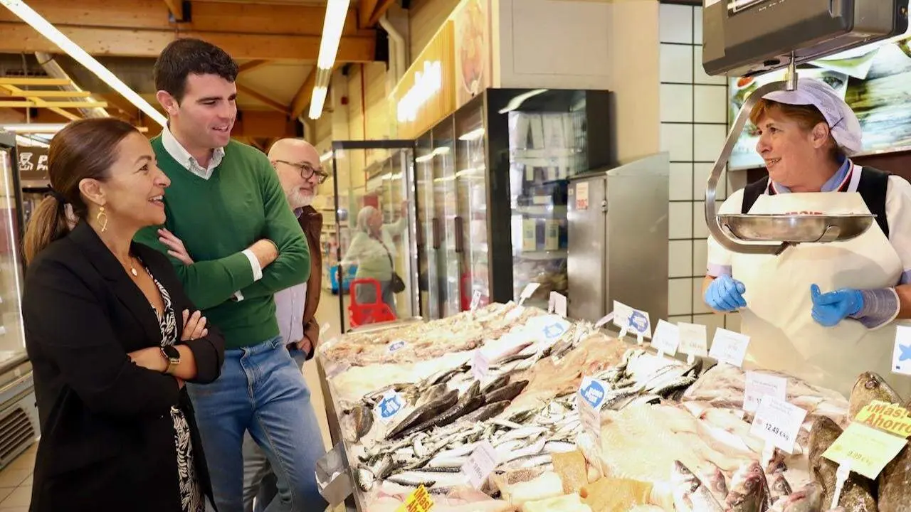 La conselleira de Mar, en una pescadería en A Estrada.XUNTA