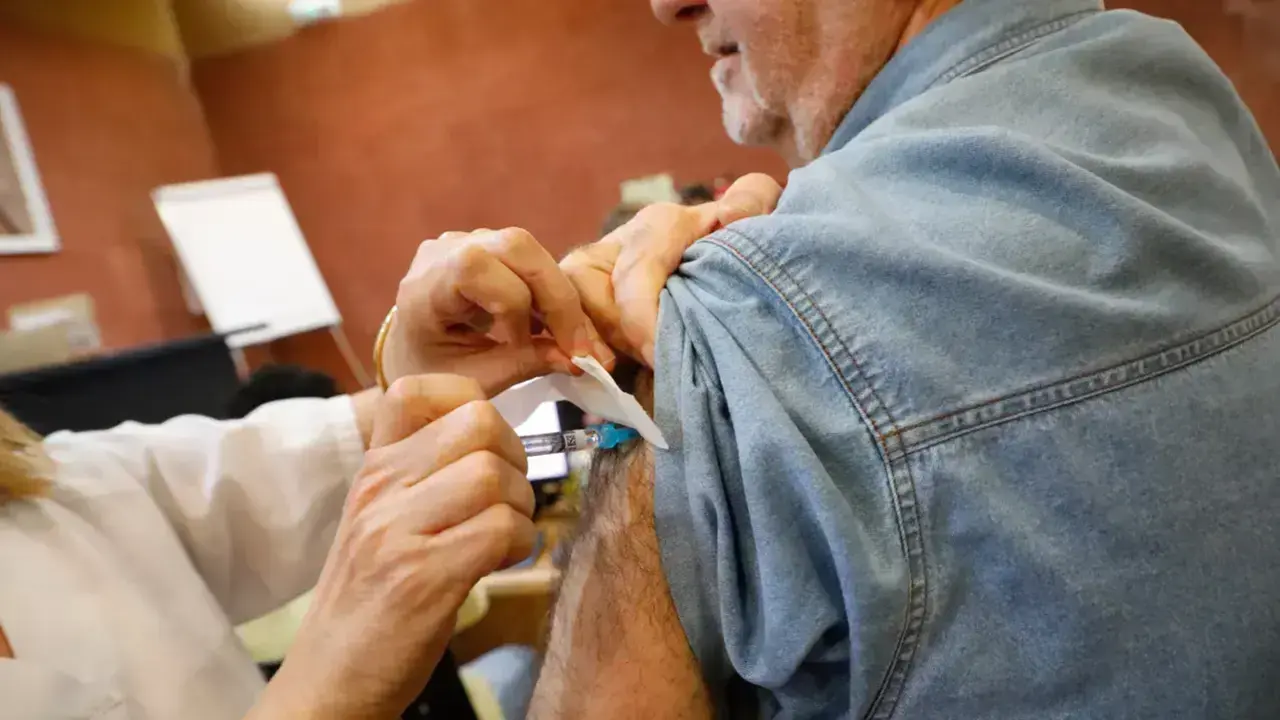 Campaña de vacunación en el Hospital del Salnés en Vilagarcía. JOSÉ LUIZ OUBIÑA