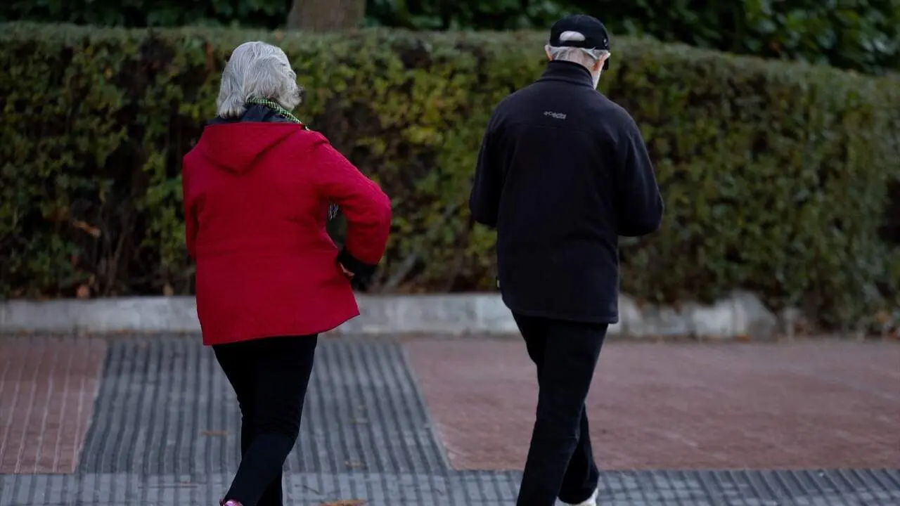 Dos personas jubiladas caminan por una calle. EUROPA PRESS