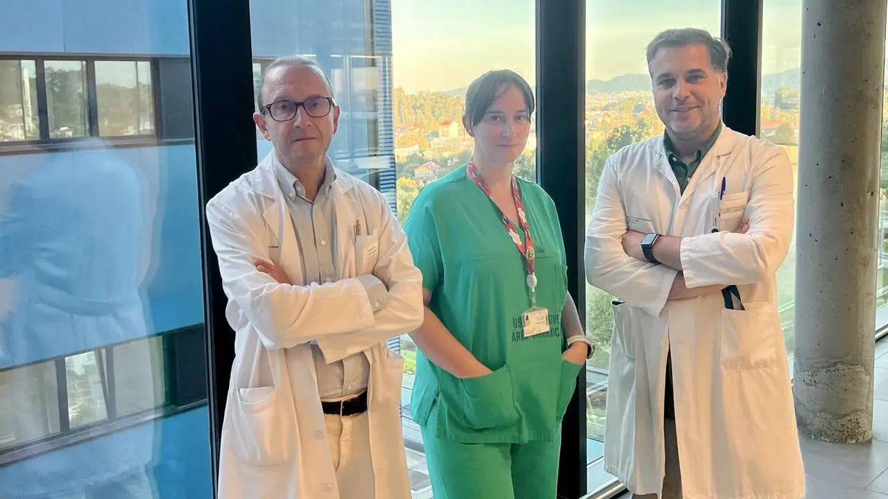 El jefe de servicio de Cirurxía Cardíaca del Chuvi, Juan José Legarra, junto al equipo médico que intervino en la operación, Rocío Casais y Francisco Estévez. EP