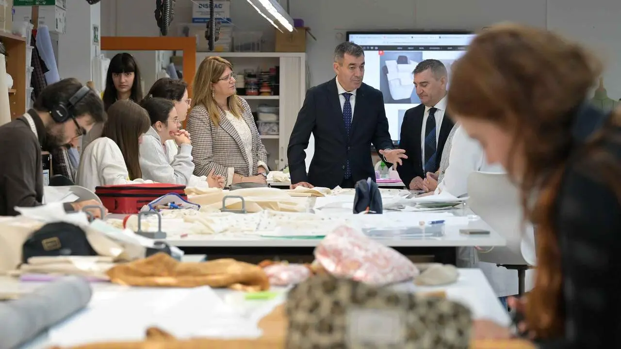 El conselleiro de Educación en el Centro Integrado de FP CIFP Paseo das Pontes, en A Coruña. XUNTA