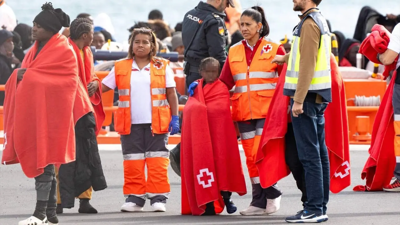 Un grupo de migrantes, entre ellos menores, rescatados en enero en Lanzarote, Canarias. E.PRESS