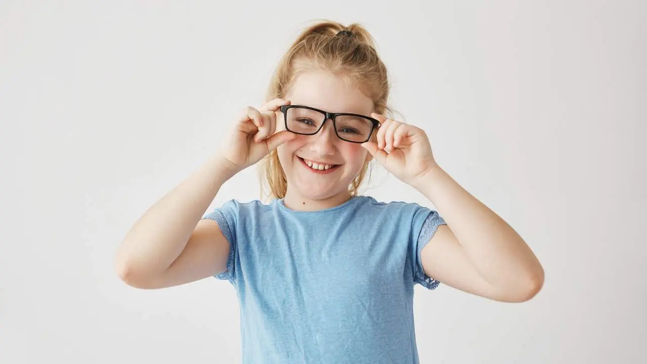 Una niña con gafas. FREEPIK