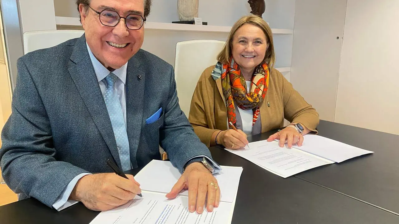 Miguel Ángel Escotet firma el protocolo de colaboración.AFUNDACIÓN