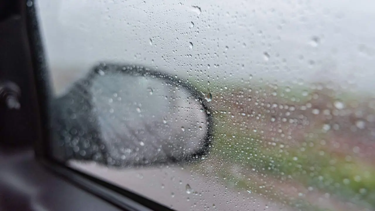 Cristal del coche empañado en un día de lluvia. FREEPIK