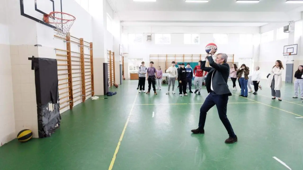 Alfonso Rueda ayer en el IES de Canido, Ferrol. XUNTA