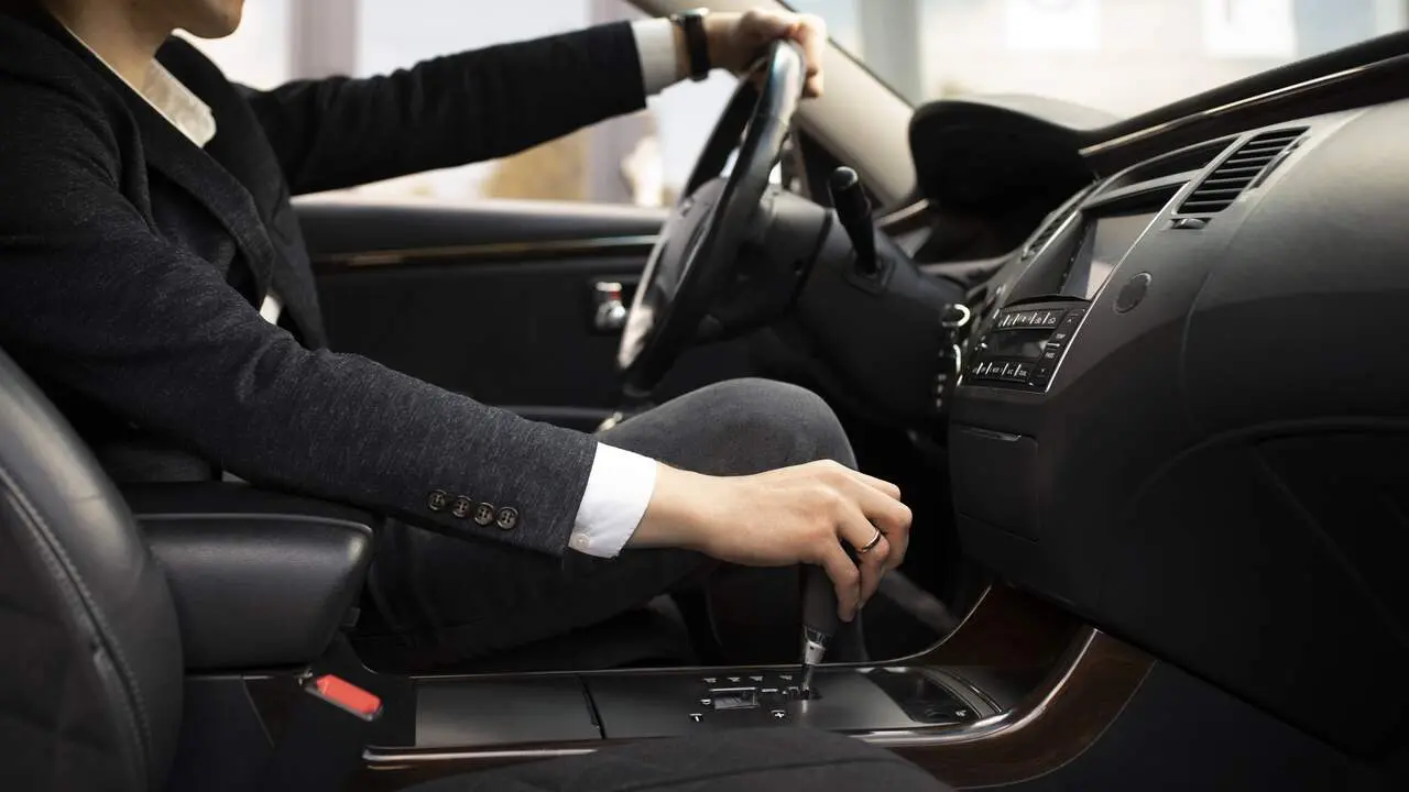 Una persona conduciendo un coche. FREEPIK