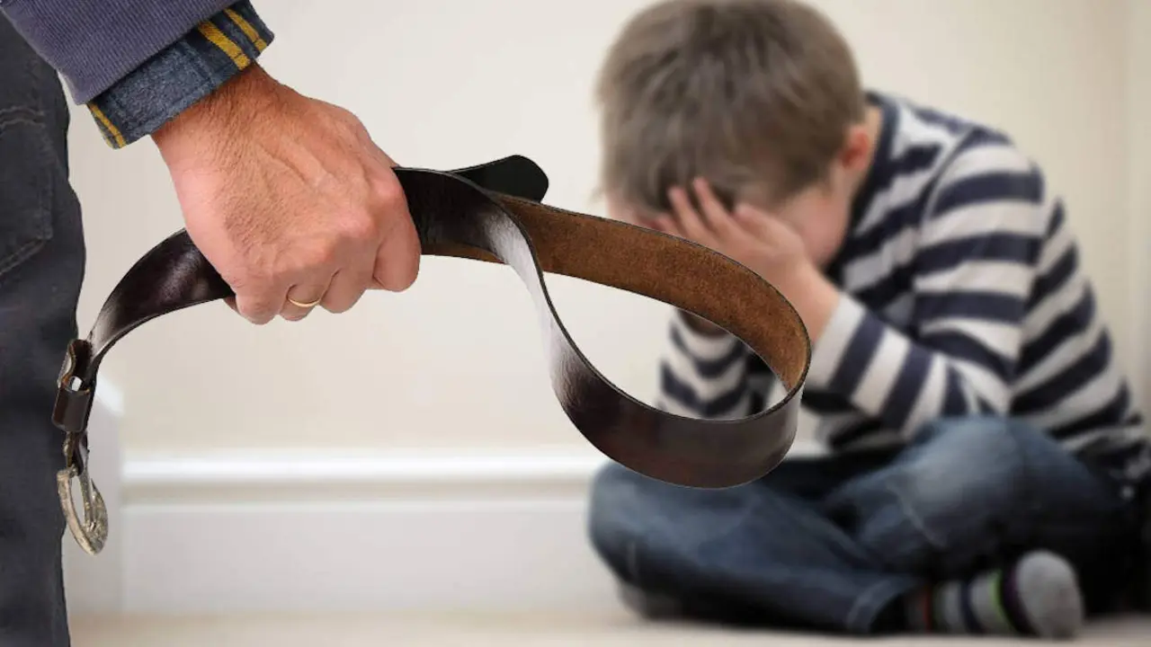 Un hombre amenaza con maltratar a un niño con un cinturón. THE PEOPLE SPEAK! (FLICKR)