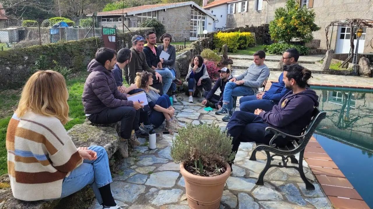 Unha das reunións de traballo entre os hóspedes do coliving de Anceu en Ponte Caldelas. CEDIDA.