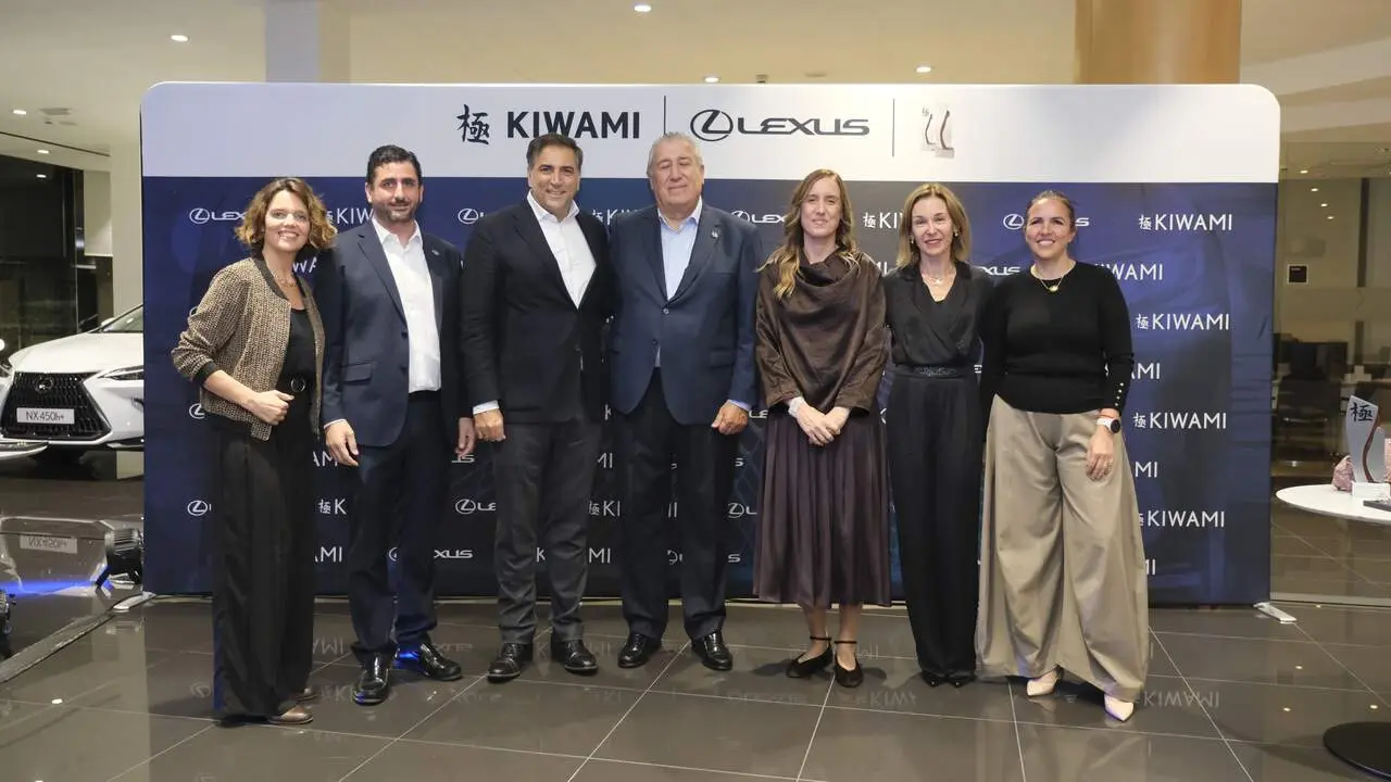Directivos de Lexus España y de Grupo Breogán, durante la entrega del premio. EP