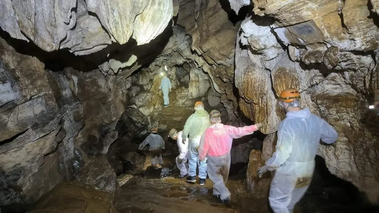 Visitantes en la Cova do Rei Cintolo.JM ALVEZ