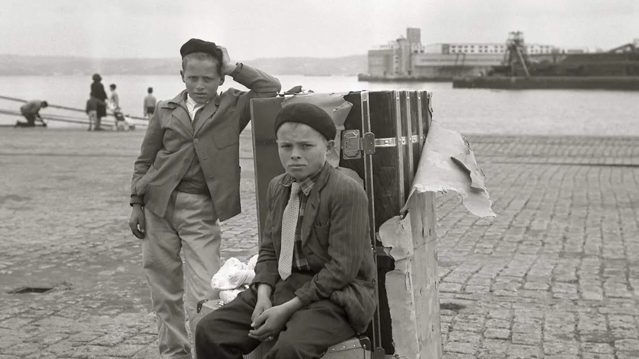 Nenos no porto da Coruña en 1960. AEP