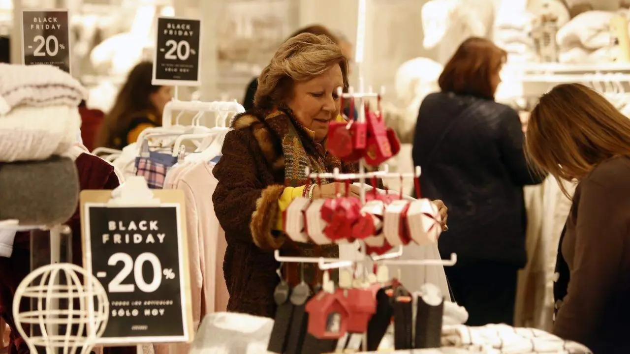 Una mujer, en un establecimiento durante el Black Friday. AEP