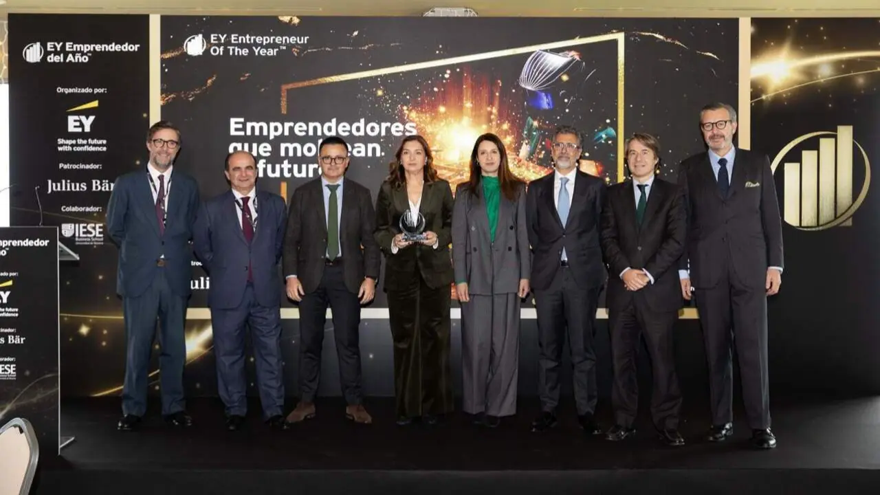 Carmen Lence, flanqueada por los conselleiros de Emprego y Medio Rural, en la entrega del premio. EY