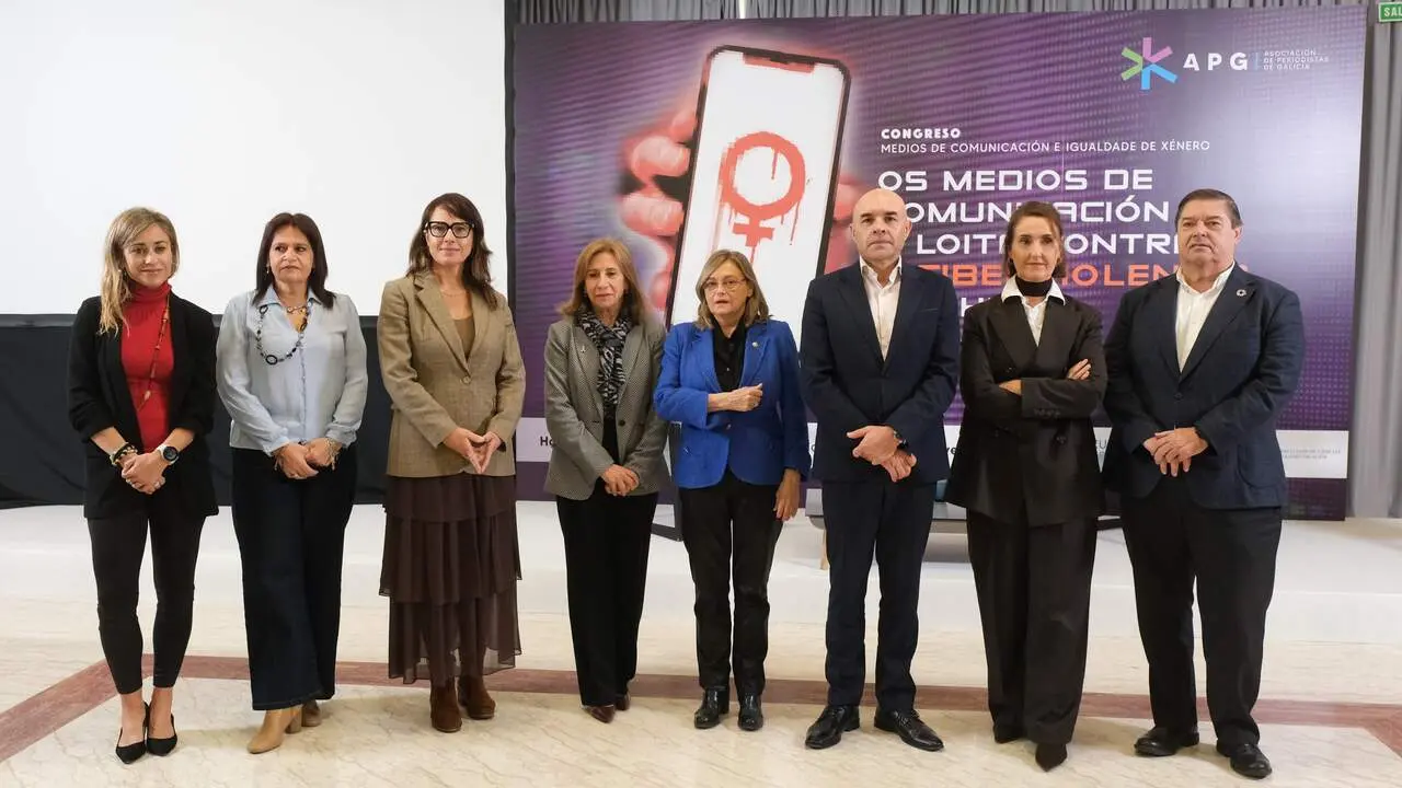 María Méndez, la presidenta de la APG, flanqueada por algunos de los asistentes al foro. AGN