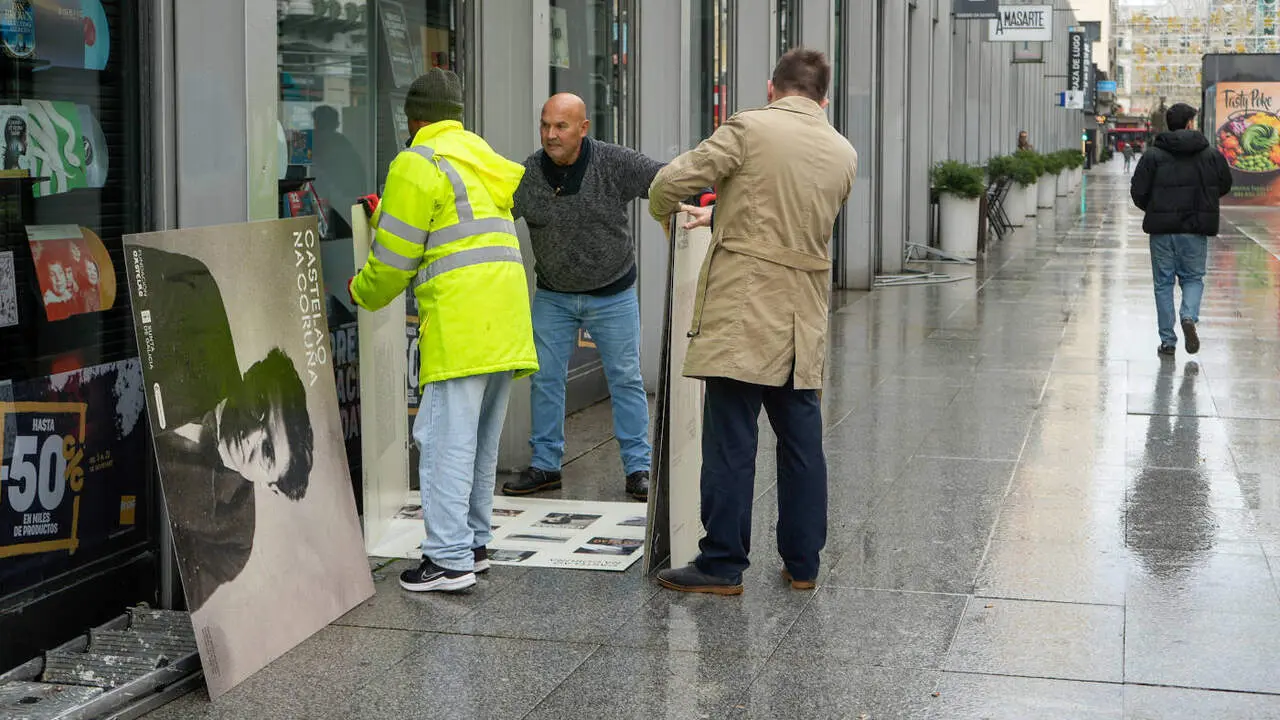 La exposición urbana 'Castelao na Coruña' fue víctima este fin de semana de un acto vandálico. EP